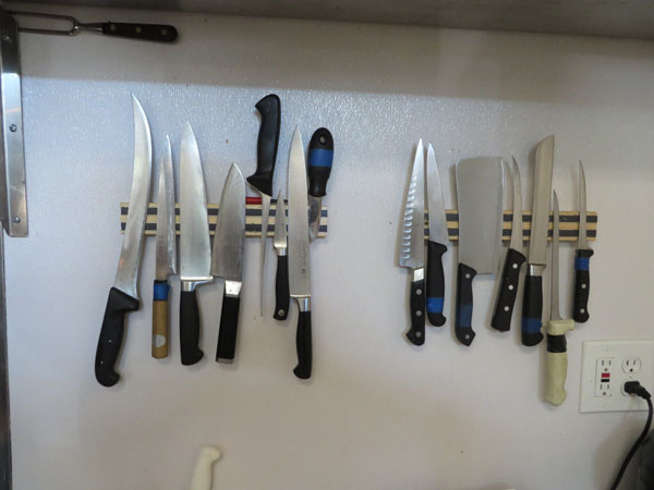 kitchen knives on wall